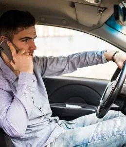 Celular ao volante: a distração que pode custar uma vida