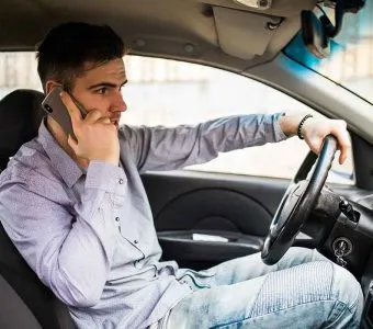 Celular ao volante: a distração que pode custar uma vida