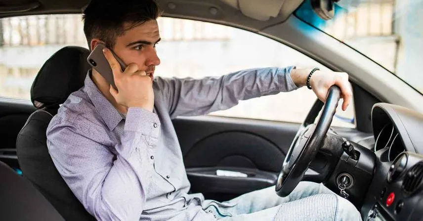 Celular ao volante: a distração que pode custar uma vida